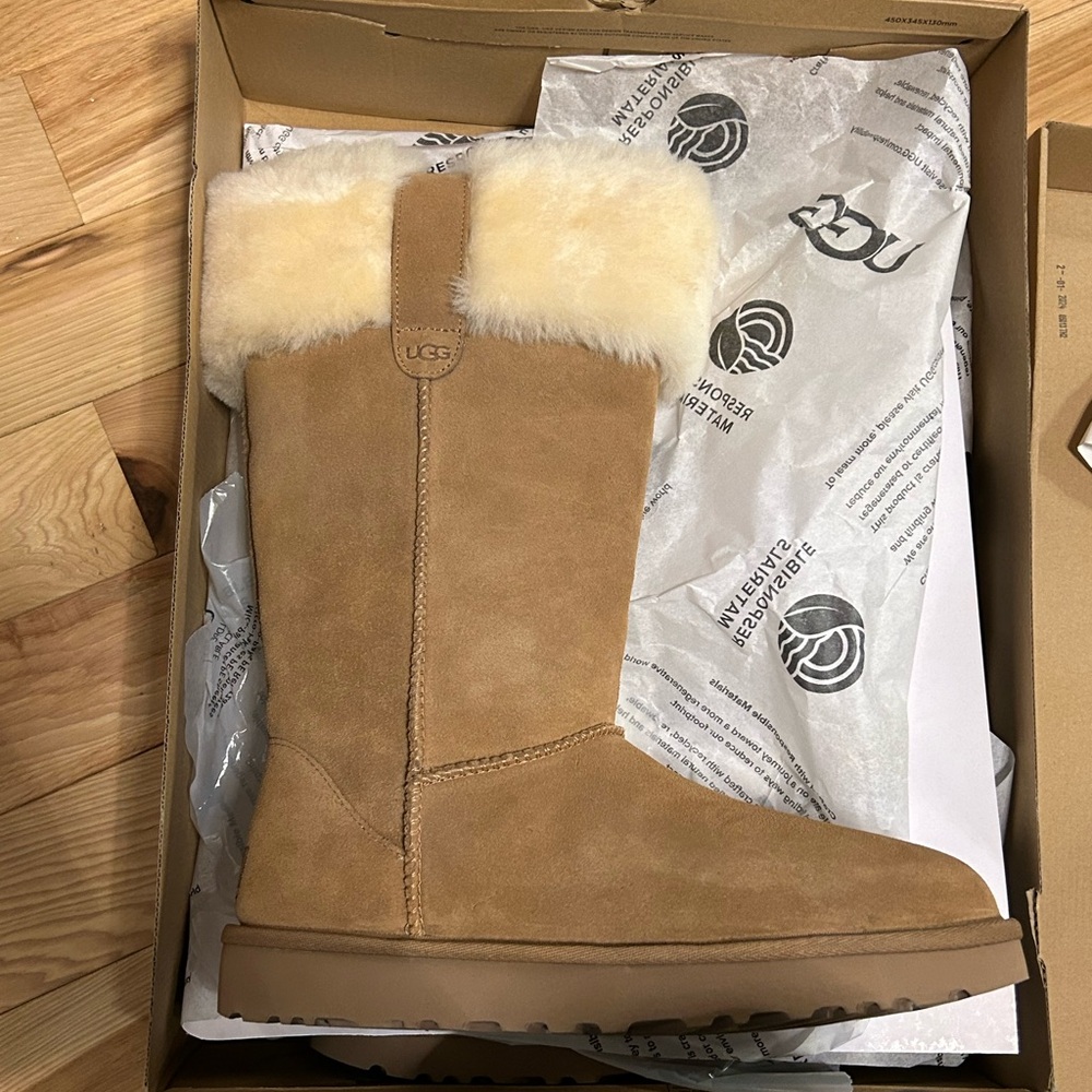 UGG BOOTS
Size 9
Chestnut/ fur lining